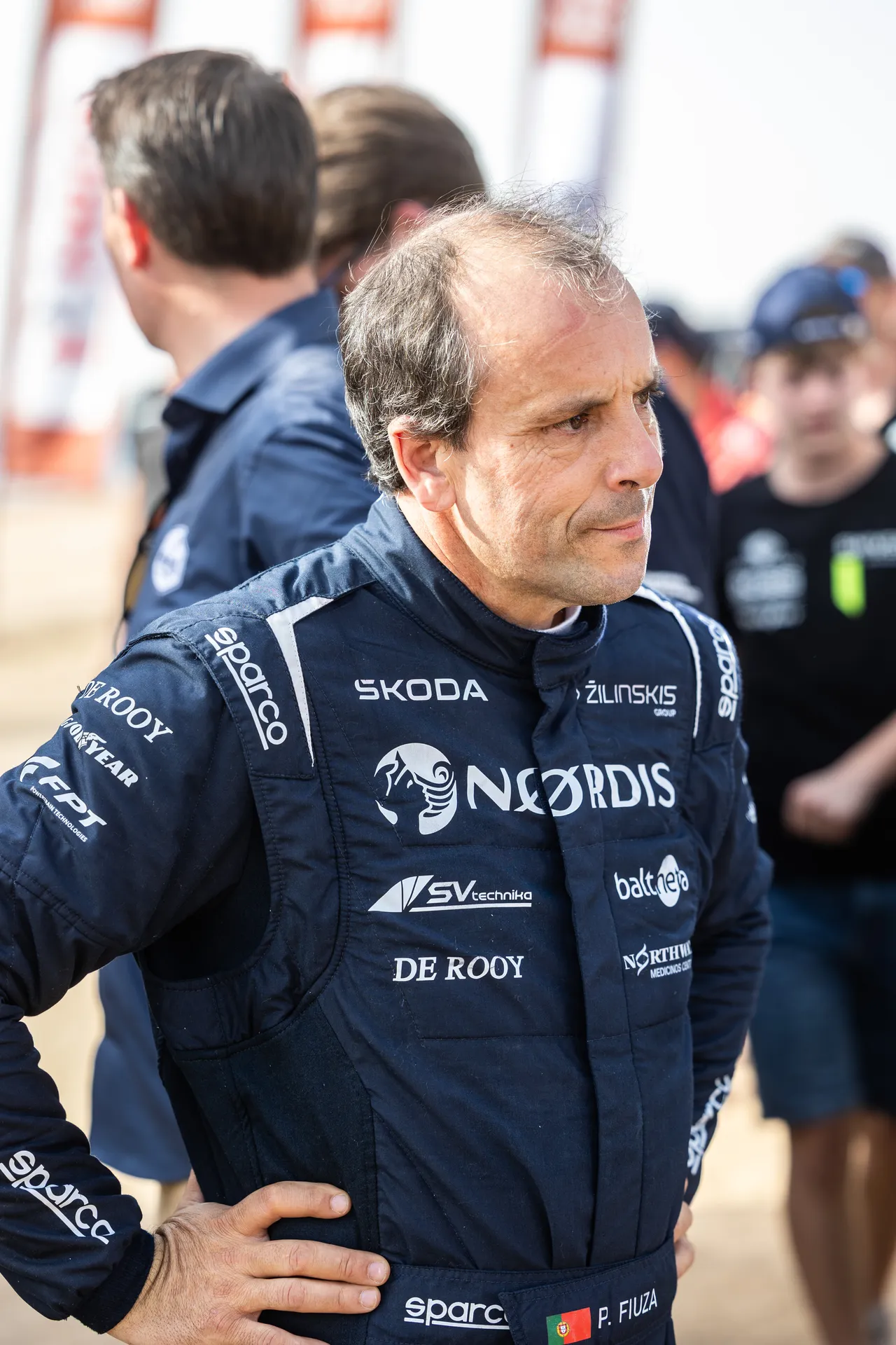 Retrato pensativo de Paulo Fiúza na zona de chegada do Dakar 2026