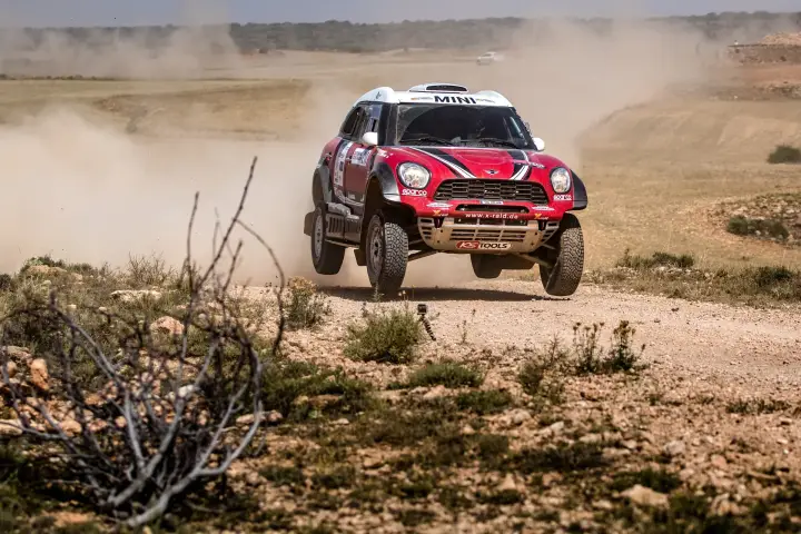 Baja Aragón 2017: red Mini airborne over desert scrubland terrain