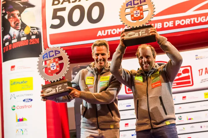 Baja Portalegre 500 2024: Two winners holding trophy overhead on night stage