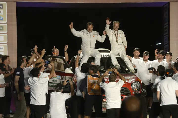 Dakar Rally 2017: drivers celebrating on car with team
