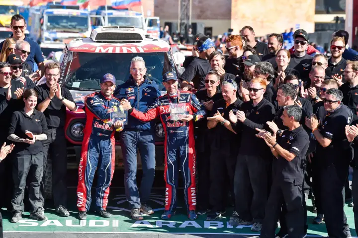 Dakar Rally 2020: large team celebration group photo in Saudi Arabia