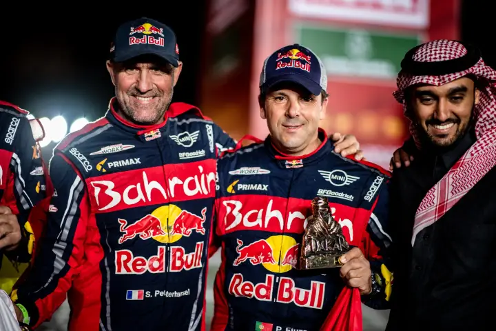 Dakar Rally 2020: Peterhansel Fiuza posing with Dakar trophy at night