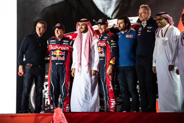 Dakar Rally 2020: team group photo with Saudi officials on stage