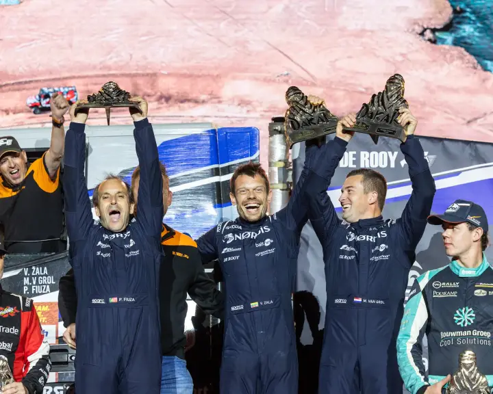 Dakar Rally 2026: Fiuza Zala Van Grol lifting trophies in celebration