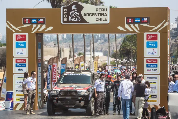 Pódio: race car entering finish arch Dakar 2013 Lima