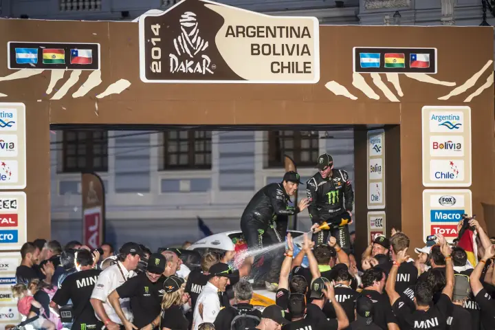 Pódio: drivers spraying champagne on crowd at podium ceremony