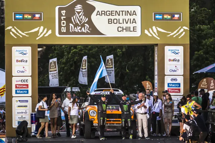Pódio: Mini on stage with speaker and Argentine flag waving
