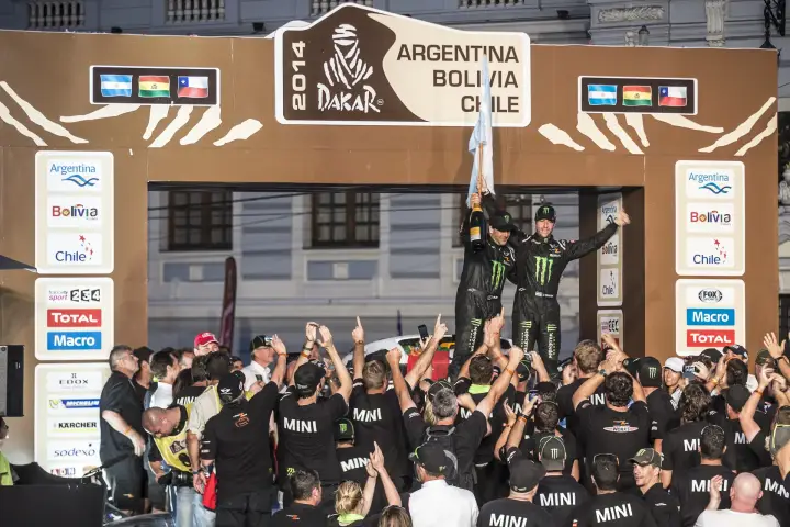 Pódio: drivers raised up by celebrating MINI team at podium