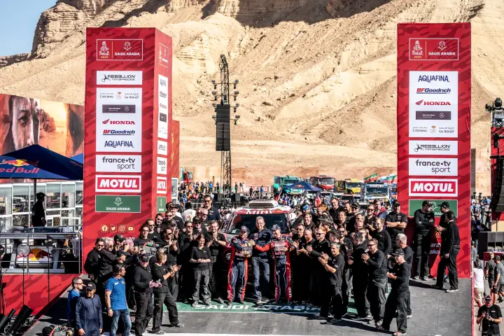Pódio: large team group photo at Dakar Saudi finish podium