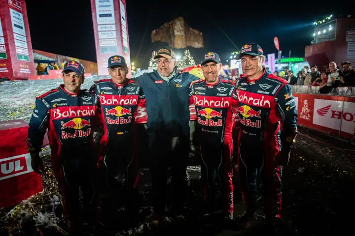 Pódio: five Bahrain Red Bull drivers posing at night finish